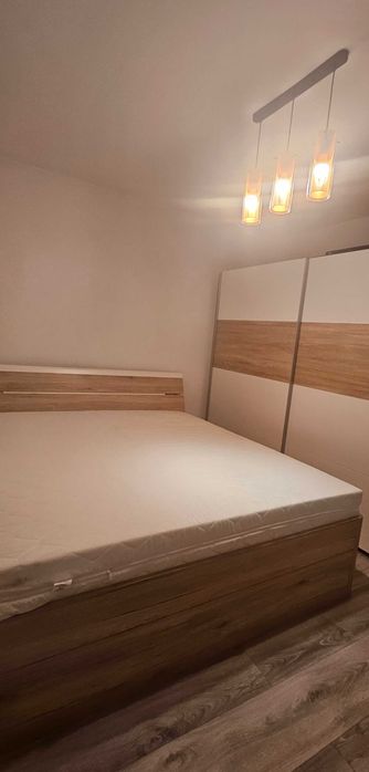 Inchiriez apartament 2 camere cu loc de parcare Piața București.