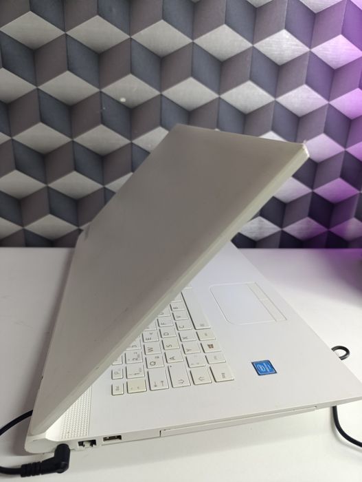 Laptop 17.3 alb Toshiba office Intel i3 cu 8gb ram