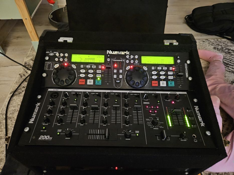 Consolă DJ completă Numark (Mixer 200FX + Dublu CD Player CDN88) în Flight Case