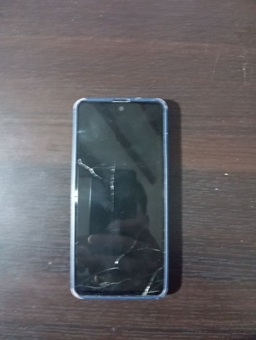 Telefoane stricate si unul functional