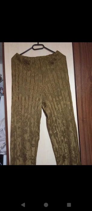 Pantaloni creponati Femei Zara