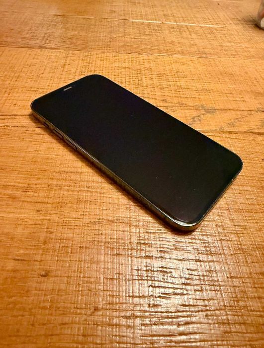 Iphone 12 Pro с подарък 2 броя калъфчета