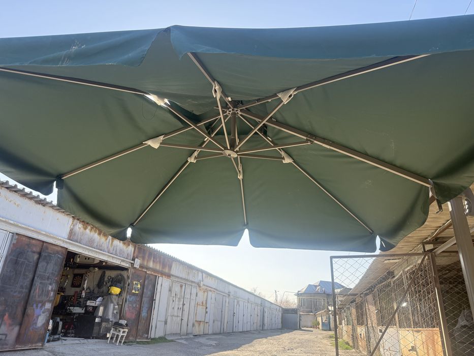 * садовый зонт  прочный с боковой ножкой почти новый