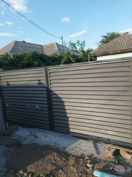 Garduri si porti din panouri stil jaluzele, sipca metalica, tabla cutata, plasa bordurata, fier forjat, BCA sau beton si alte modele disponibile
