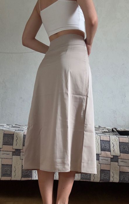 Чисто нова сатенена пола