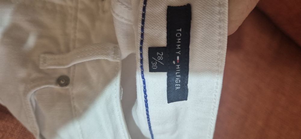 Blugi albi Tommy Hilfiger