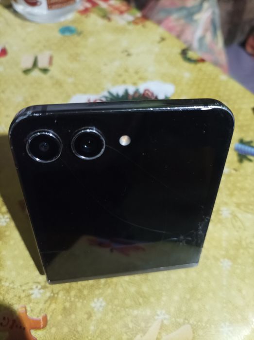 Samsung Z flip 5(256GB,12GB RA)--pentru piese sau de reparat