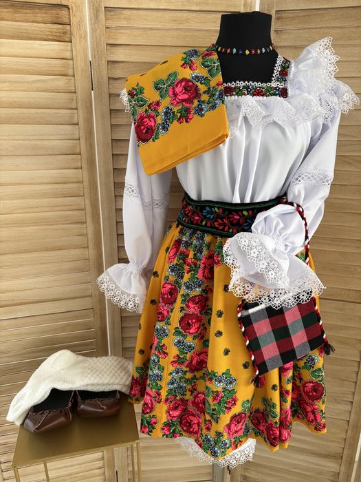 Costum popular pentru doamne și domnișoare de Maramureș complet, albas