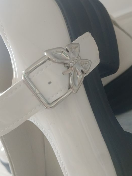 Новые белые туфли