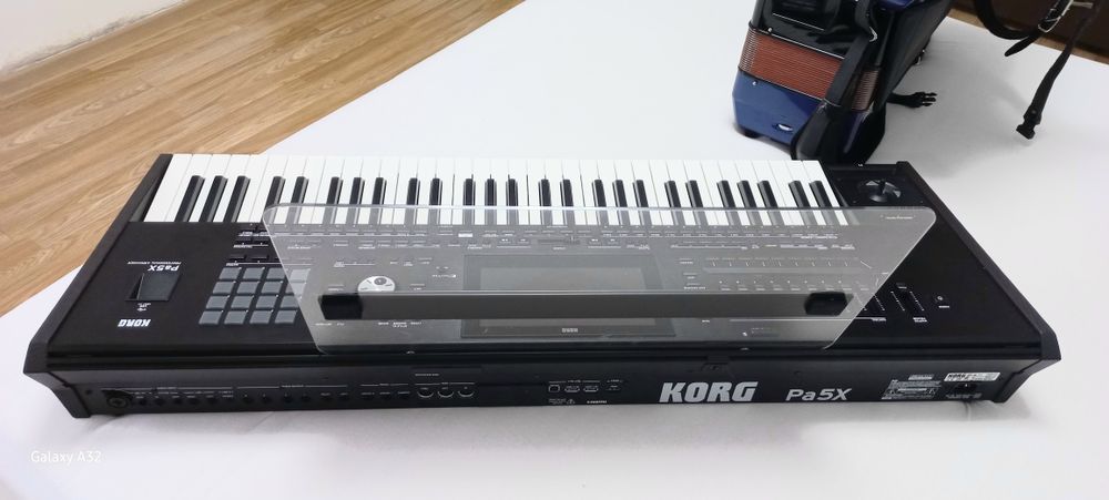 Vând korg pa 5x de 61 ca și Noua ofer garanție notariala doi ani. Husa Noua set 2026. Nu doresc schimburi de nici un fel.