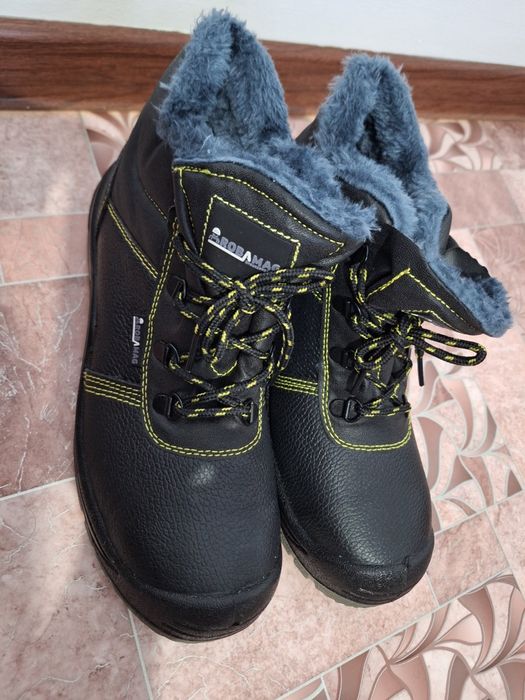 Ботинкалар сатылады жана