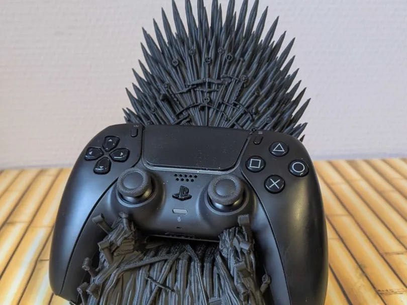 Поставка за джойстик "Железният трон" (Game of Thrones) – Поставка за PS5