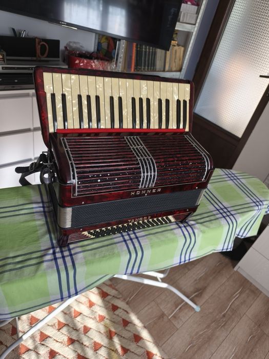 Vând acordeon Hohner Tango 2 preparat bandon,80 bass,impecabil!