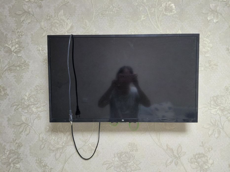 Продаю стол, телевизор и унитаз