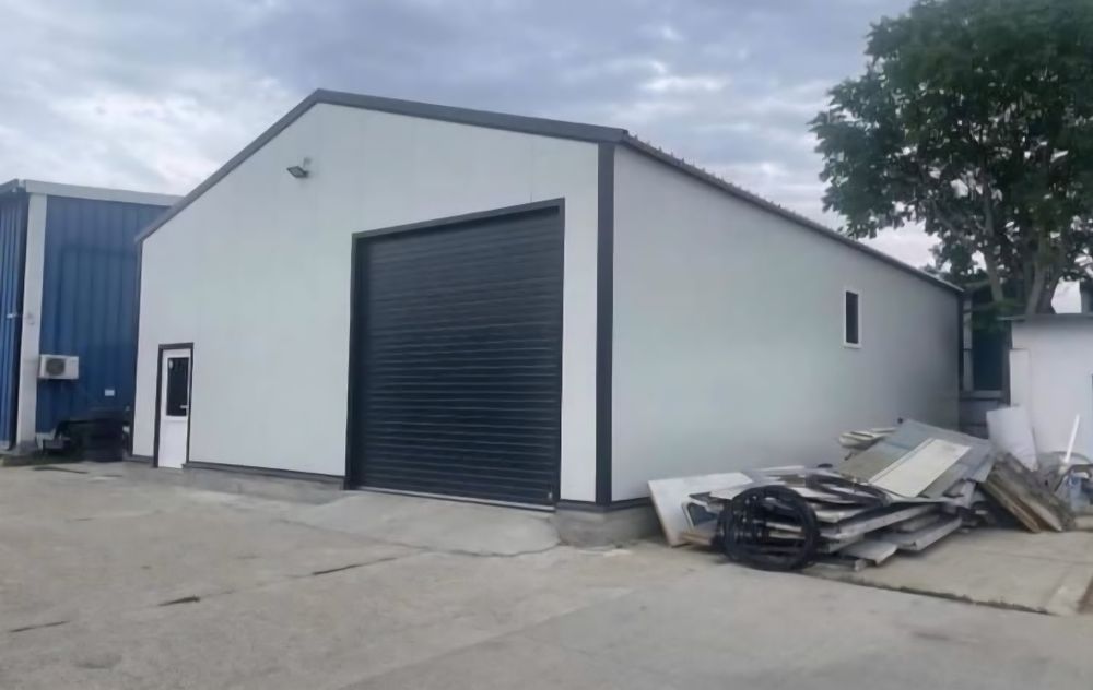 depozitare sau adăpost. Construcția robustă și dimensiunile generoase