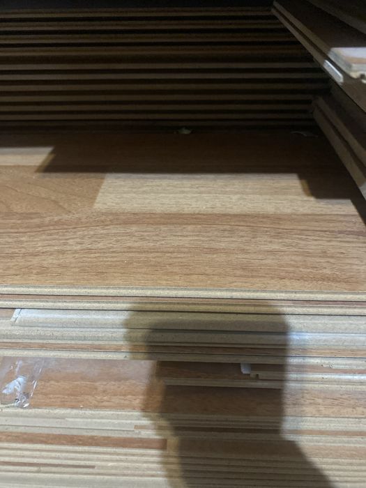 Продам срочно  ламинат б/у