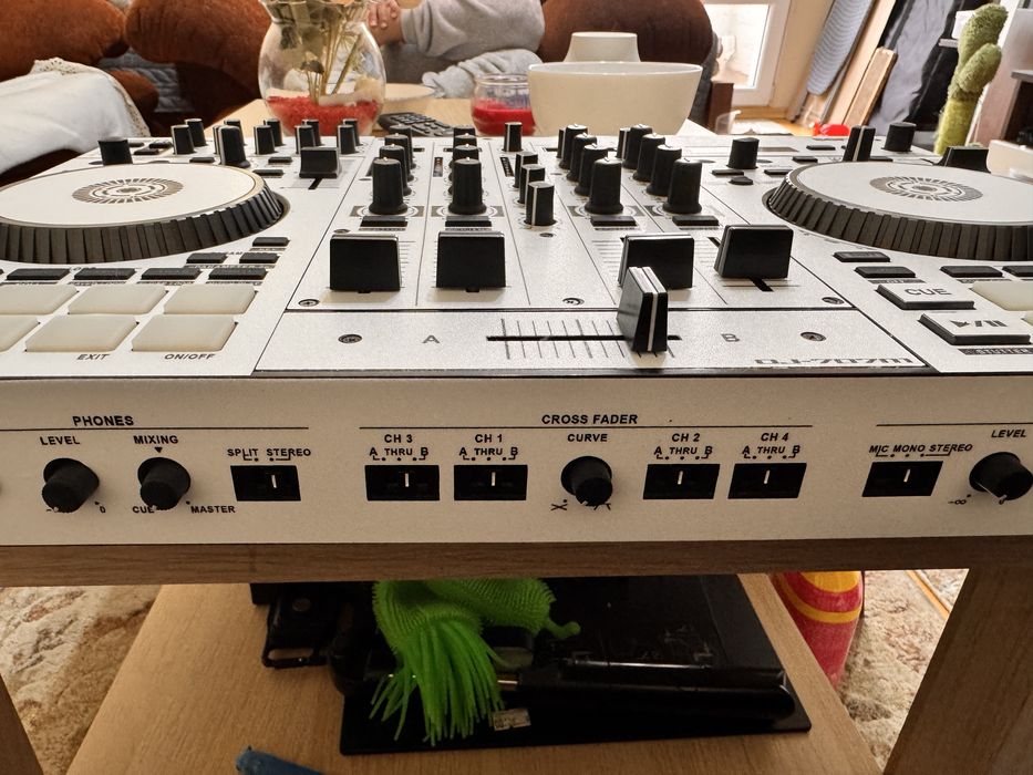 DJ контролер Roland 707m с кейс