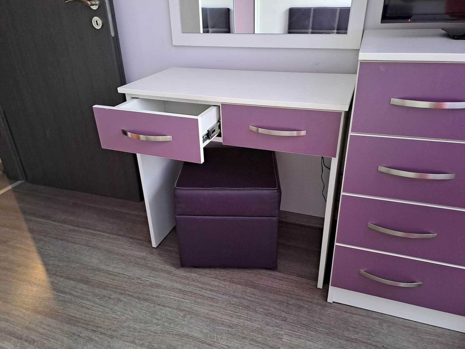 Мебели за спалня:Спалня,скрин,тоалетка,табуретка,шкафче,огледало