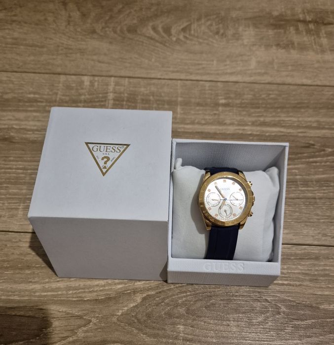 Guess Ceas cu functii multiple si curea de silicon,