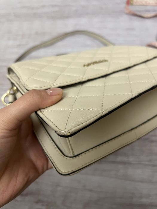 Сумка от бренда Guess