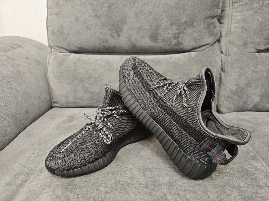 Adidas yezzy nr 40 int 25,5 cm pret 335 lei