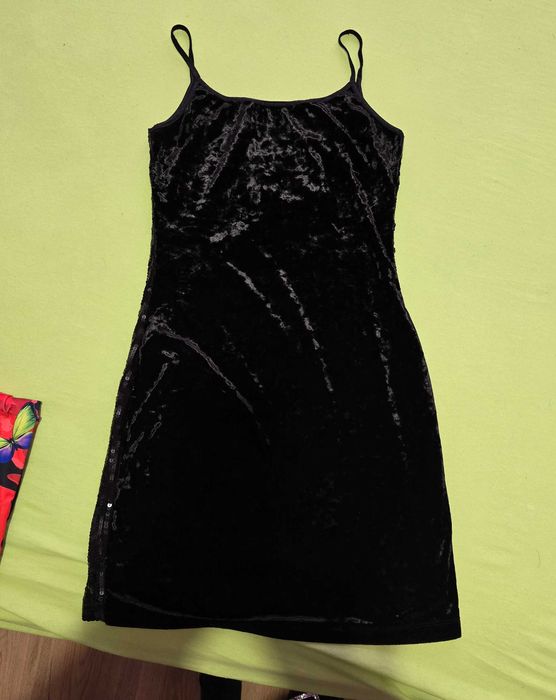 Рокля с пайети черна