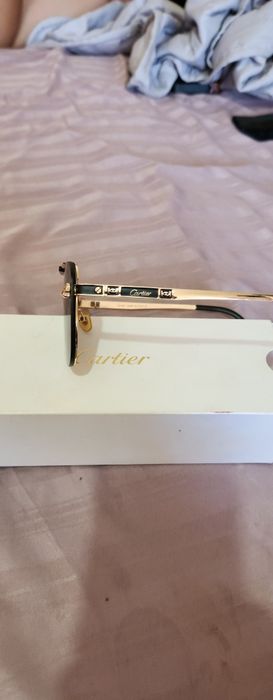 Vând ochelari Cartier originali în cutia  fără cartea lor și generator electric fiecare prețul lor de 800