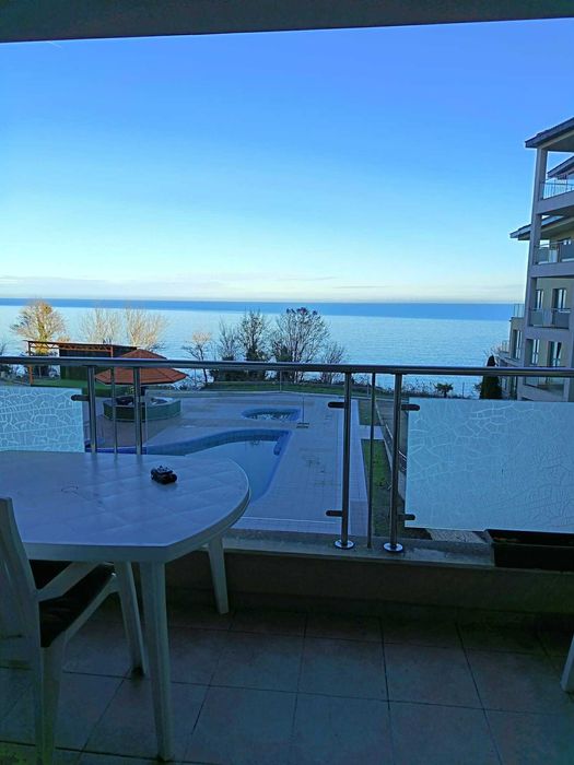 Продавам апартамент  на първо линия на морето в гр. Бяла