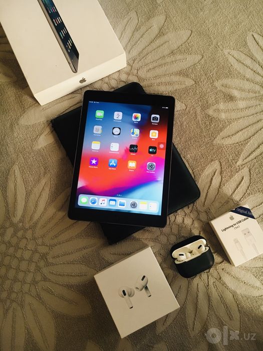 Оригинальный Apple iPad Air в одних руках+наушники Apple AirPods Pro