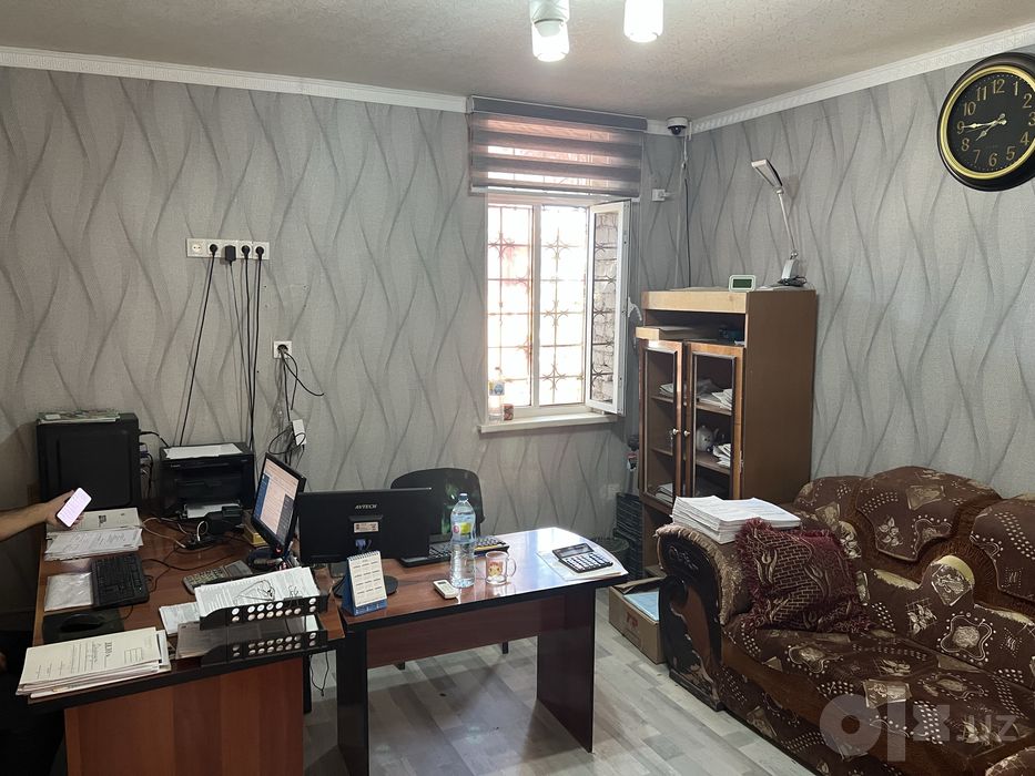 Нотурар бино сотилади
