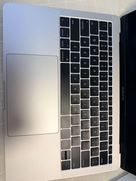 MacBook Pro 13” 2017 + зарядно, работещ, с дефект на дисплея