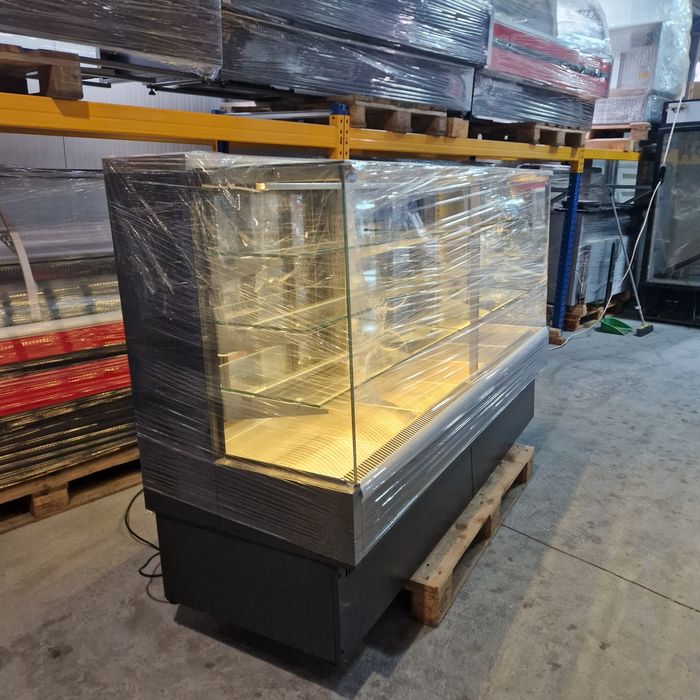 Сладкарска хладилна витрина