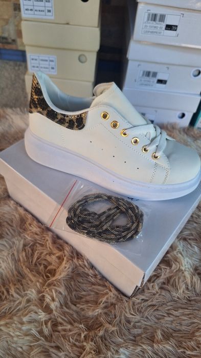 Еко кожа,със камъчета в задната част !Много красива и удобни 37/40р