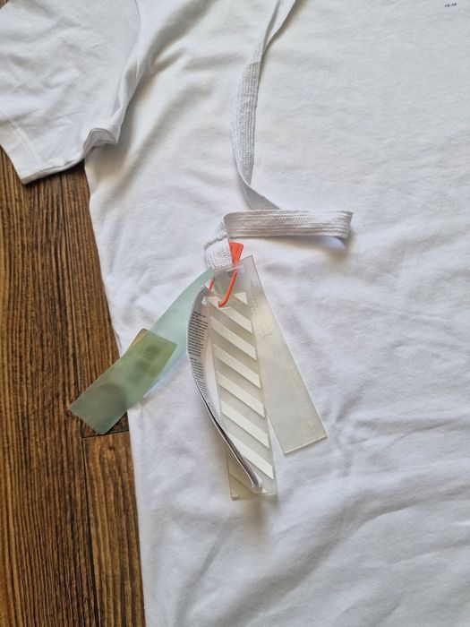 Страхотна мъжка тениска OFF WHITE  размер L / XL,нова