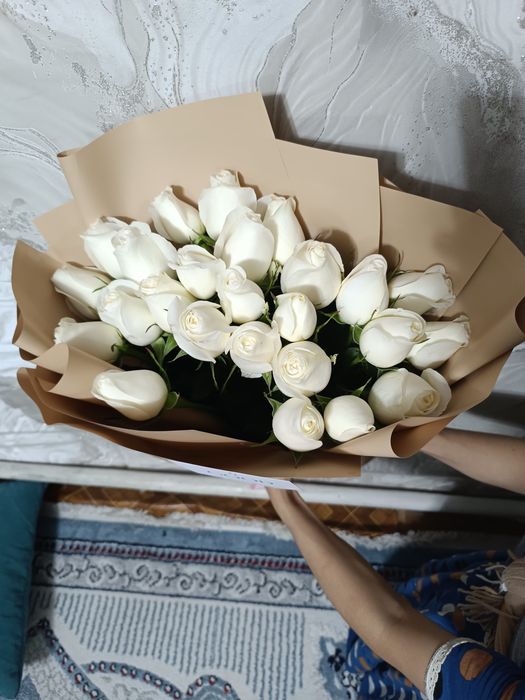Белые метровые розы 25 штук