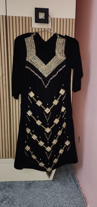 Красивое платье для очаровательных женщин и девушек