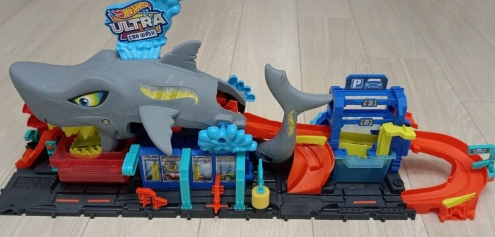 Hot Wheels City - Автомивка с акула и количка с промяна на цвета