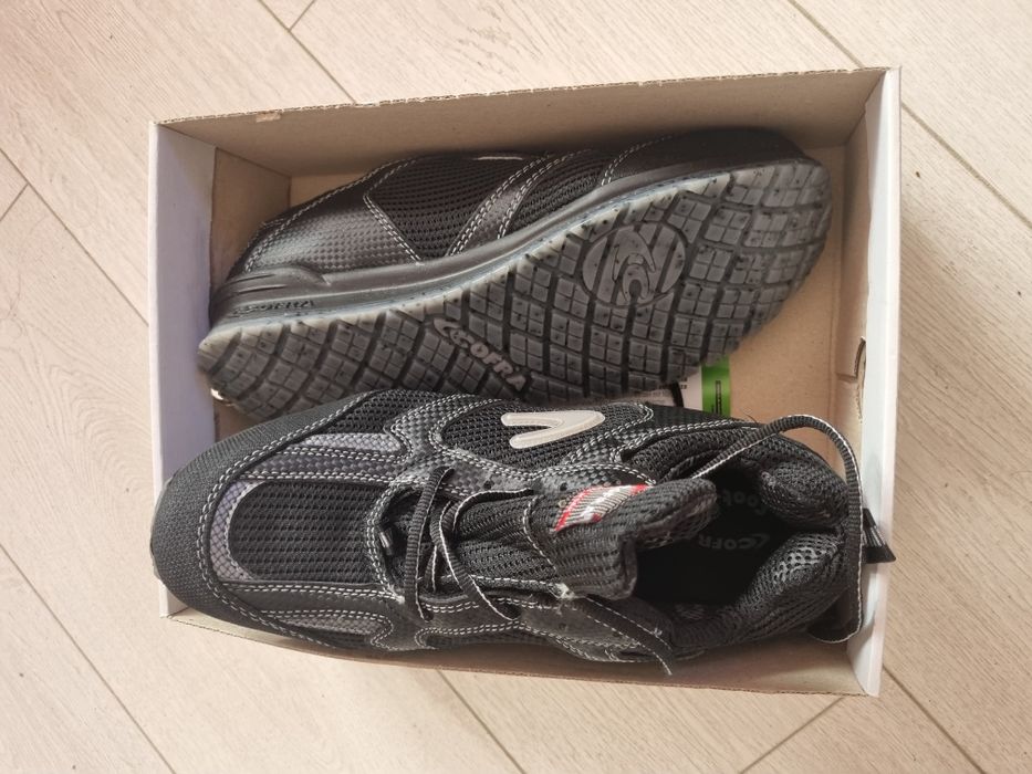 Pantofi si bocanci protectie, noi, in cutie