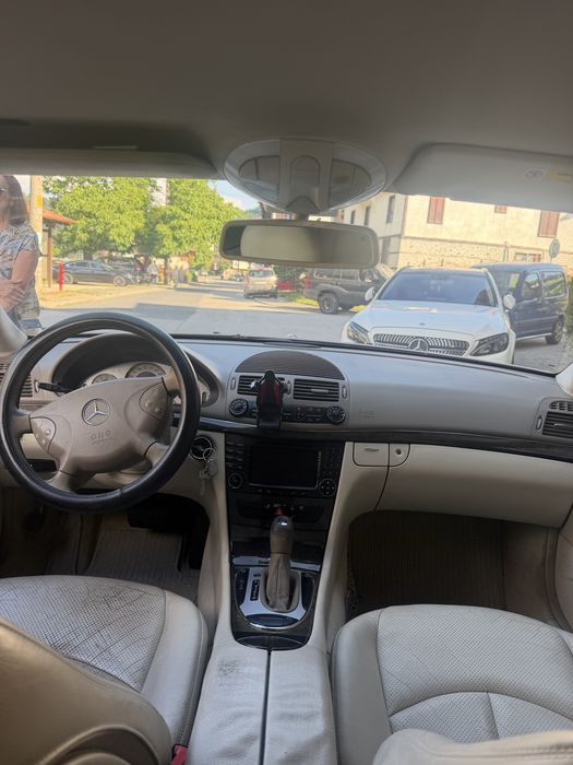 Продавам Mercedes E220
