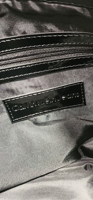 Черна лачена чанта Calvin Klein  jeans
