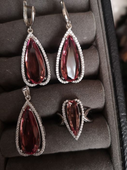 Сребърен комплект със султанит.