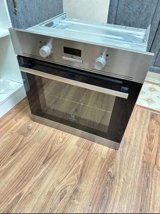 Продаю духовку Electrolux