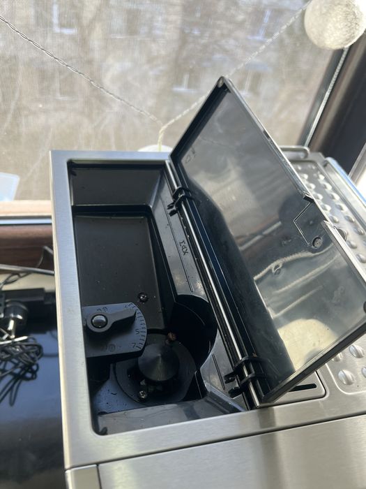 Vând espressor Delonghi  PrimaDonna Avant