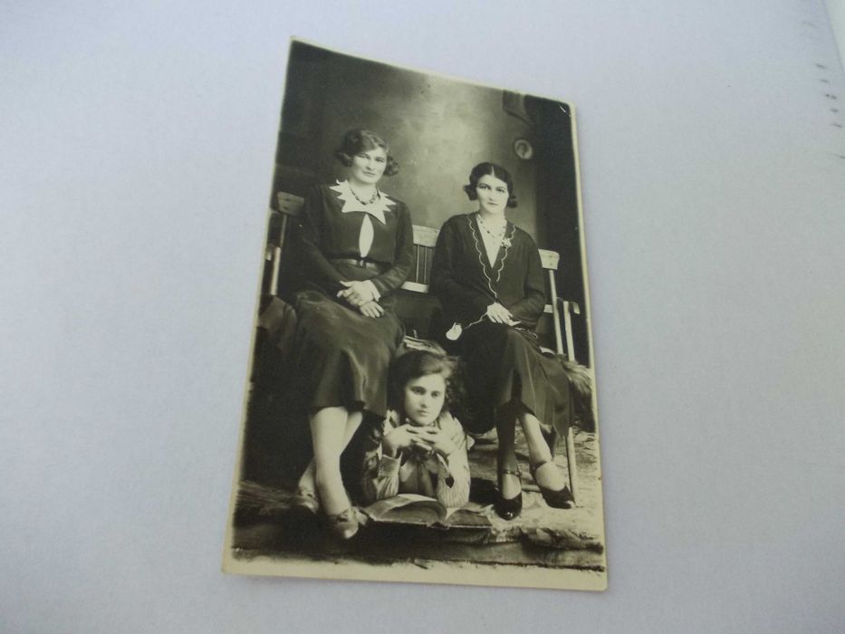 Fotografie veche cu 3 tinere Husi