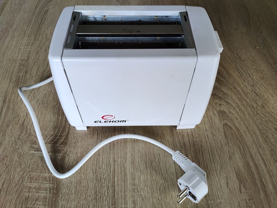 Продавам тостер Elekom