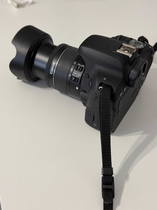 Canon EOS 800D + obiectiv kit 18-55mm - FULLBOX, folosit foarte puțin