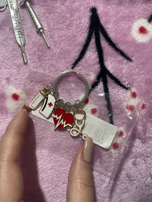 Brose si brelocuri asistente