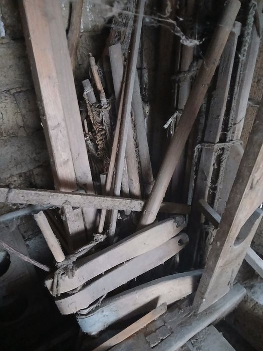 Vând razboi de țesut , sucală , mașină de tors sau de răsucit