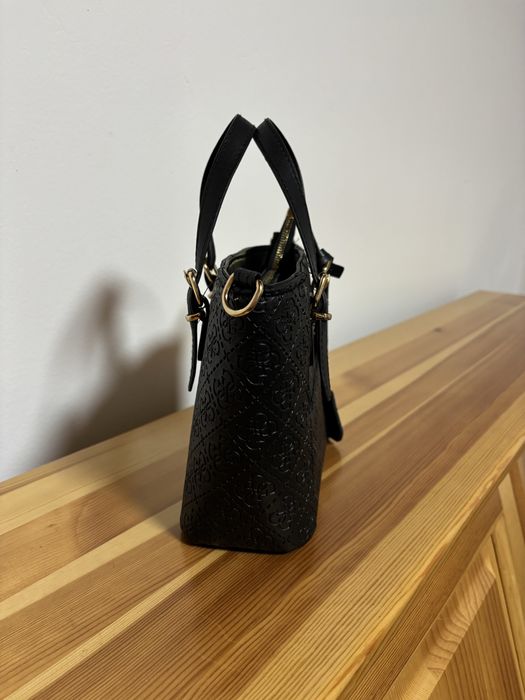 Нова дамска чанта Guess – черна, с дълга дръжка