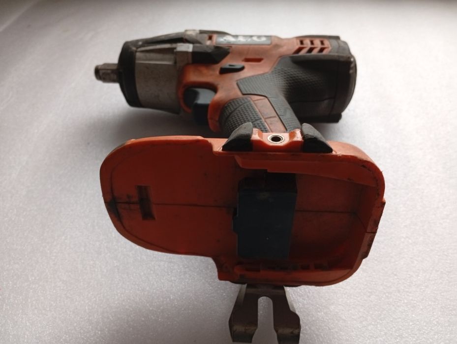Corp filetată AEG 18 v cu patrat